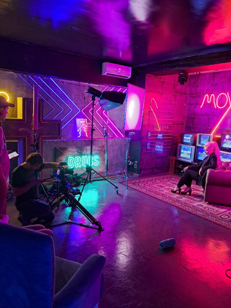 ANGELA: співачка та зірка світського життя, випустила відеороботу про забуте кохання