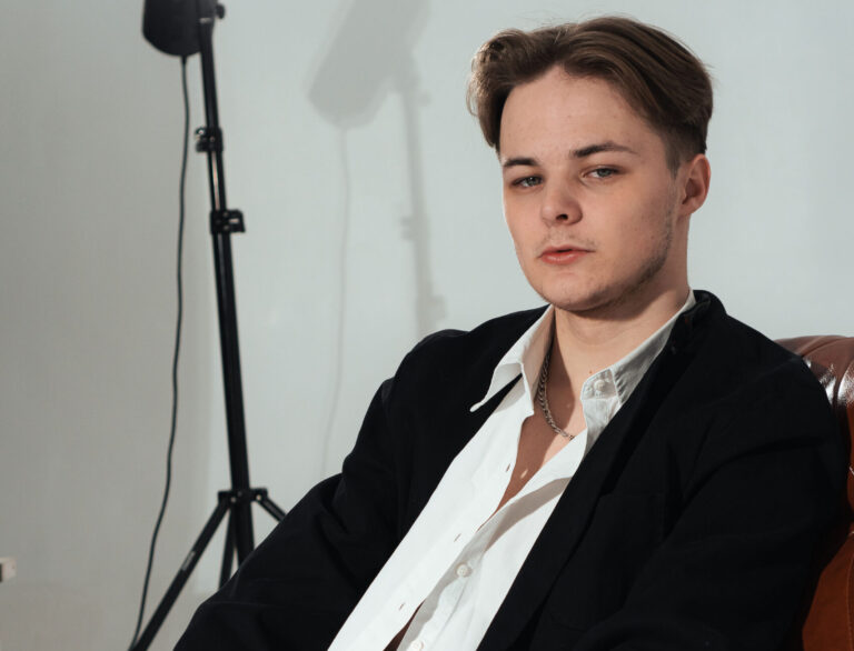 Смілива трансформація OSTY: співак дивує новим експериментальним треком