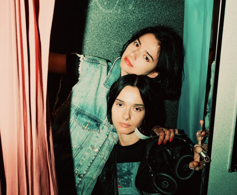 «Створювати ритми, а не бомби»: дует Bloom Twins презентує музичний протест проти російської агресії