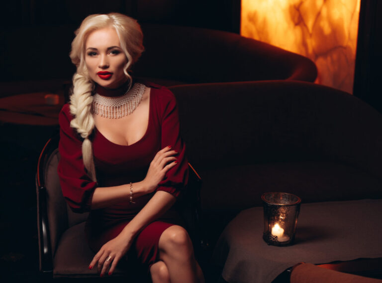 ANGELA — «Холодне місто»: хітове продовження пісенного серіалу від співочої королеви краси