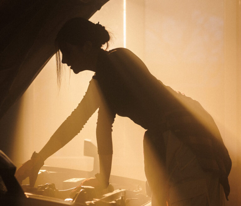 Вона полагодила свою душу, як авто: ROMA TUZ випустила новий кліп