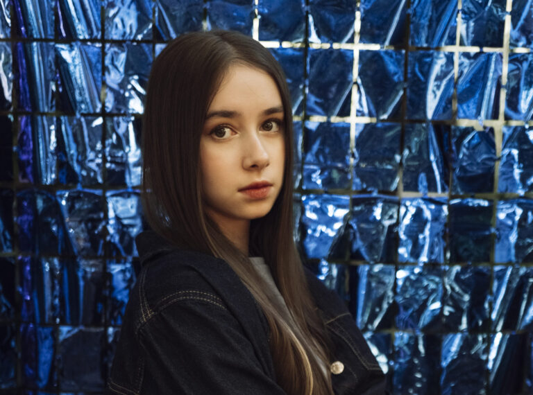 VLADA K презентує “All About You” – проникливу пісню про незабутні моменти та важливість рідних