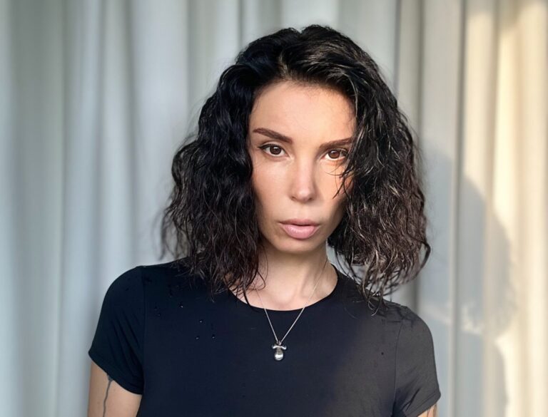 “Салюти Ракети”: Ann in Black дивує шанувальників новим глибоким треком