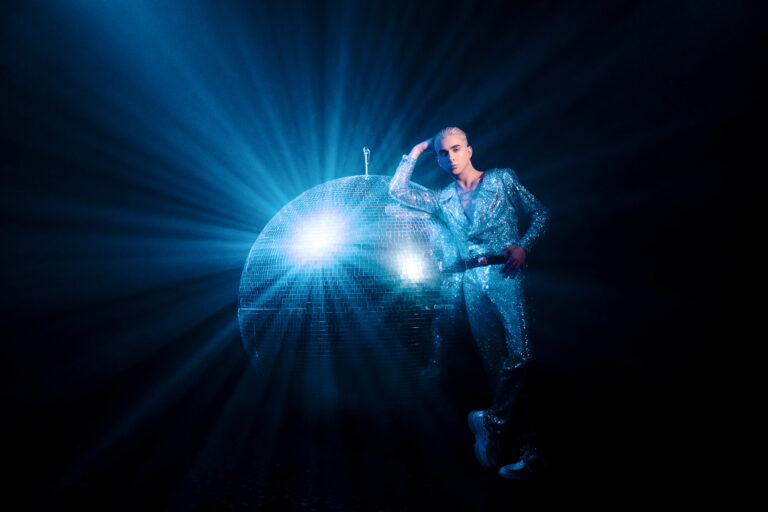 Це не просто творчість – це трибуна, що працює на життя: MÉLOVIN з піснею “Тормоз чи на газ” зібрав майже 1 млн гривень для військового