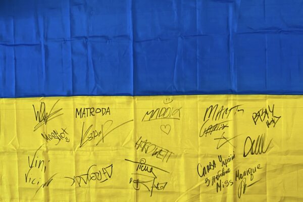Ексклюзивний прапор України з автографами Martin Garrix, Afrojack та зіркової українки Miss Monique знайшов свого щасливця