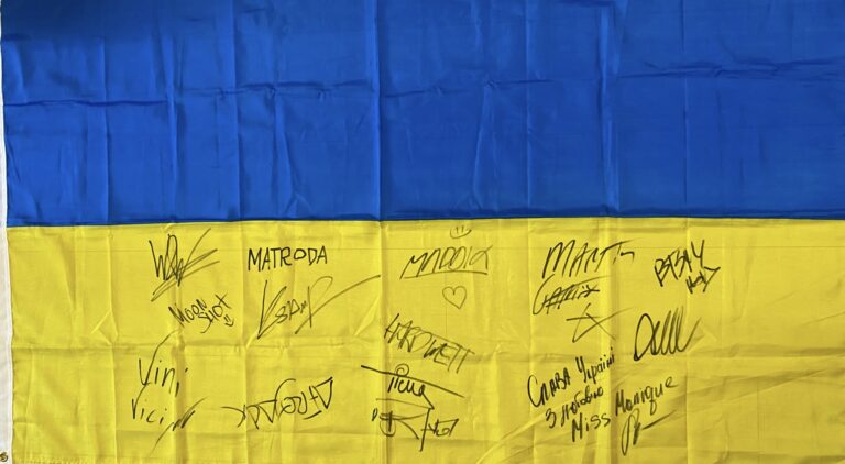 Ексклюзивний прапор України з автографами Martin Garrix, Afrojack та зіркової українки Miss Monique знайшов свого щасливця