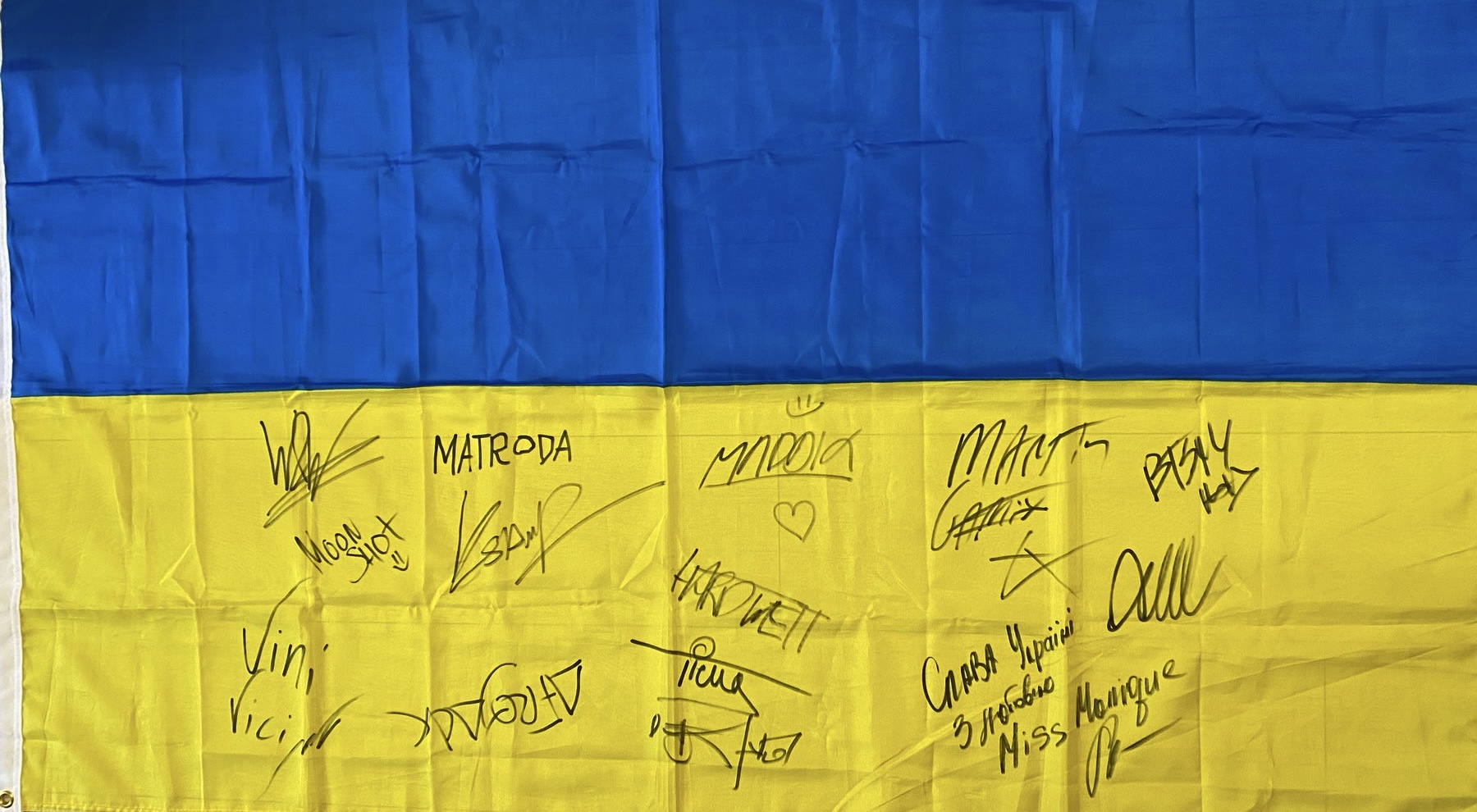Ексклюзивний прапор України з автографами Martin Garrix, Afrojack та зіркової українки Miss Monique знайшов свого щасливця