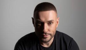 Пісня-обійми для всіх жінок: Андрій Кравченко із піснею “Не плач”