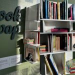 У столичному аеропорту Гельсінкі працює Book Swap — ініціатива, яка дає книжці «крила», стимулює її мандрівний дух. У затишній вітальні для відпочинку мандрівники можуть взяти книгу з полиці, залишити свою, або просто поринути в читання під час очікування рейсу. Це куточок для дозвілля — жива культурна екосистема, де слово мандрує разом із людиною і спокушає ділитися думками. У книзі Олега Кришталя QR код, який відразу зʼєднує читача з автором через меседжер – це так легко спілкуватися в обмінюватися враженнями. Волонтери ініціювали презентацію в Хельсінкі, тепер до бібліотечного простору долучився український вчений, нейрофізіолог, футуролог-філософ Олег Кришталь. Його книга “Singing of Birds”, перекладена англійською, з’явилася на полиці Book Swap як інтелектуальний дар мандрівникам з усього світу. “Це унікальна книга, написана метамовою, в ній — те, що лишається в людині після великої науки: тиша, сенс і дороговказ,” — зазначив літературний агент Олега Кришталя . У цифрову добу, коли більшість тягнеться до екранів смартфонів, а не до сторінок, проєкти на кшталт Book Swap нагадують про повільну радість читання, аромат друкованих книг. А ще — про довіру: книжку залишають безконтрольно, просто так, як жест віри в читача. Тепер серед легких романів, тревел-есеїв і класики мандрівник у Хельсінкі може знайти щось особливе — філософський погляд на свідомість, людину і життя, що пройшов шлях від Києва до світу. Книга Олега Кришталя — перше видання з України , у майбутньому планується залишити ще більше українських видань на міжнародних Book Swap-полицях. Бо культура — це те, що мандрує без віз і кордонів і обʼєднує мислячих людей! Фото надані прес-службою Олега Кришталя. Подяка волонтерам за оперативність у популяризації книг.