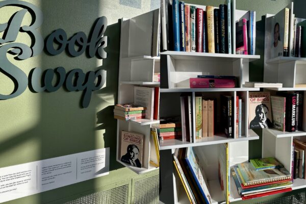 У столичному аеропорту Гельсінкі працює Book Swap — ініціатива, яка дає книжці «крила», стимулює її мандрівний дух. У затишній вітальні для відпочинку мандрівники можуть взяти книгу з полиці, залишити свою, або просто поринути в читання під час очікування рейсу. Це куточок для дозвілля — жива культурна екосистема, де слово мандрує разом із людиною і спокушає ділитися думками. У книзі Олега Кришталя QR код, який відразу зʼєднує читача з автором через меседжер – це так легко спілкуватися в обмінюватися враженнями. Волонтери ініціювали презентацію в Хельсінкі, тепер до бібліотечного простору долучився український вчений, нейрофізіолог, футуролог-філософ Олег Кришталь. Його книга “Singing of Birds”, перекладена англійською, з’явилася на полиці Book Swap як інтелектуальний дар мандрівникам з усього світу. “Це унікальна книга, написана метамовою, в ній — те, що лишається в людині після великої науки: тиша, сенс і дороговказ,” — зазначив літературний агент Олега Кришталя . У цифрову добу, коли більшість тягнеться до екранів смартфонів, а не до сторінок, проєкти на кшталт Book Swap нагадують про повільну радість читання, аромат друкованих книг. А ще — про довіру: книжку залишають безконтрольно, просто так, як жест віри в читача. Тепер серед легких романів, тревел-есеїв і класики мандрівник у Хельсінкі може знайти щось особливе — філософський погляд на свідомість, людину і життя, що пройшов шлях від Києва до світу. Книга Олега Кришталя — перше видання з України , у майбутньому планується залишити ще більше українських видань на міжнародних Book Swap-полицях. Бо культура — це те, що мандрує без віз і кордонів і обʼєднує мислячих людей! Фото надані прес-службою Олега Кришталя. Подяка волонтерам за оперативність у популяризації книг.