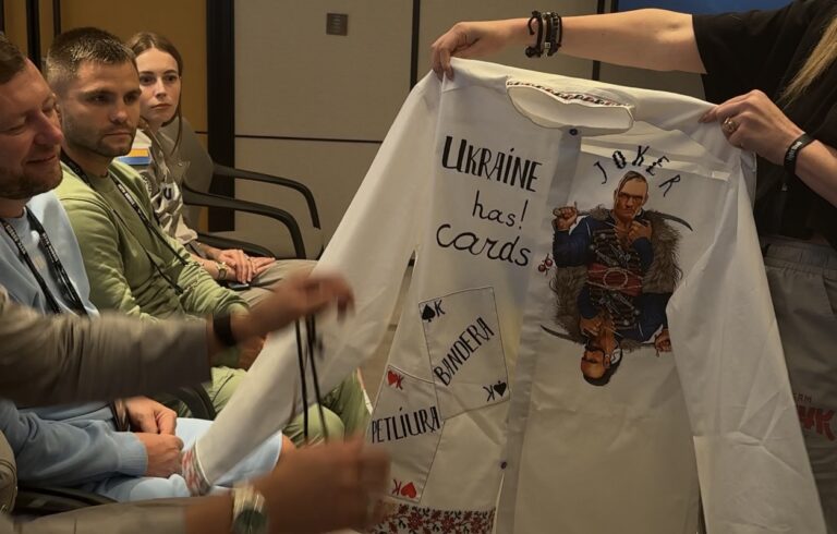 Усику перед боєм в Лондоні подарували унікальну вишиванку