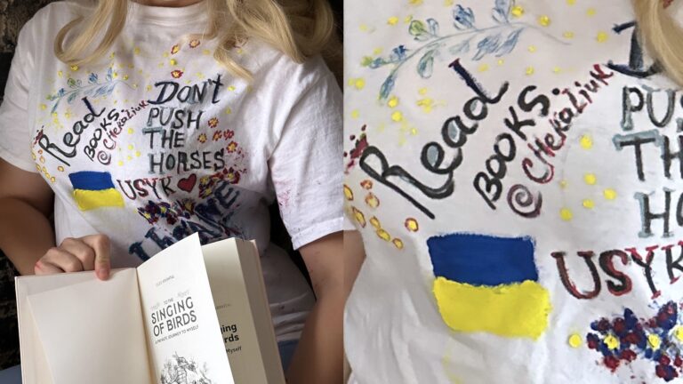 «Don’t push the horses»: лімітована серія футболок від Вероніки Чекалюк, дизайнерки та засновниці літературного клубу, натхненна Олександром Усиком
