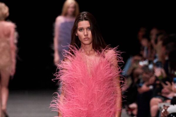 Stella McCartney представила перше у світі веганське пір’я Stella McCartney представила перше у світі веганське пір’я