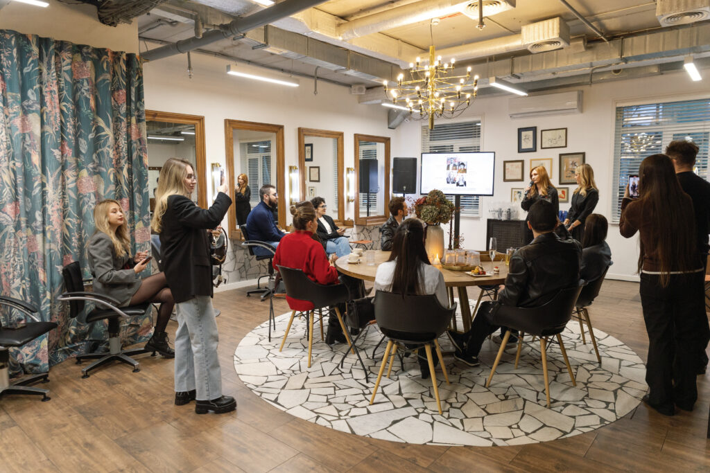 Всі блогери замінні? Експерти та контент-креатори обговорили революцію ШІ у соцмережах Всі блогери замінні? Експерти та контент-креатори обговорили революцію ШІ у соцмережах