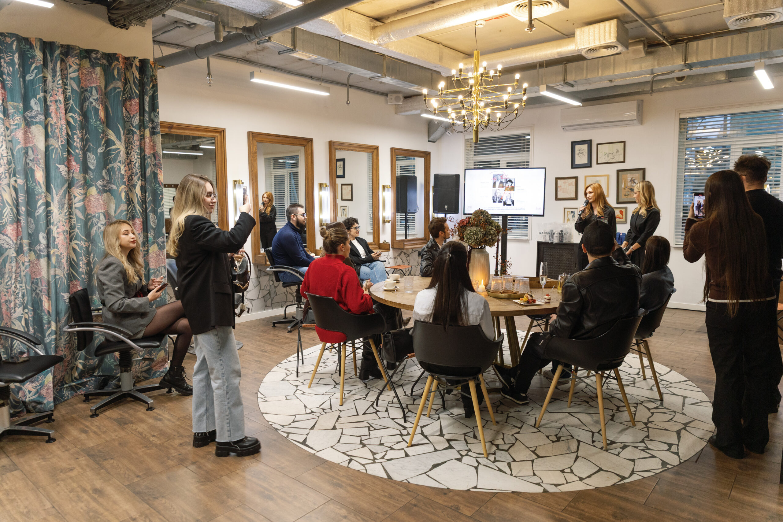 Всі блогери замінні? Експерти та контент-креатори обговорили революцію ШІ у соцмережах