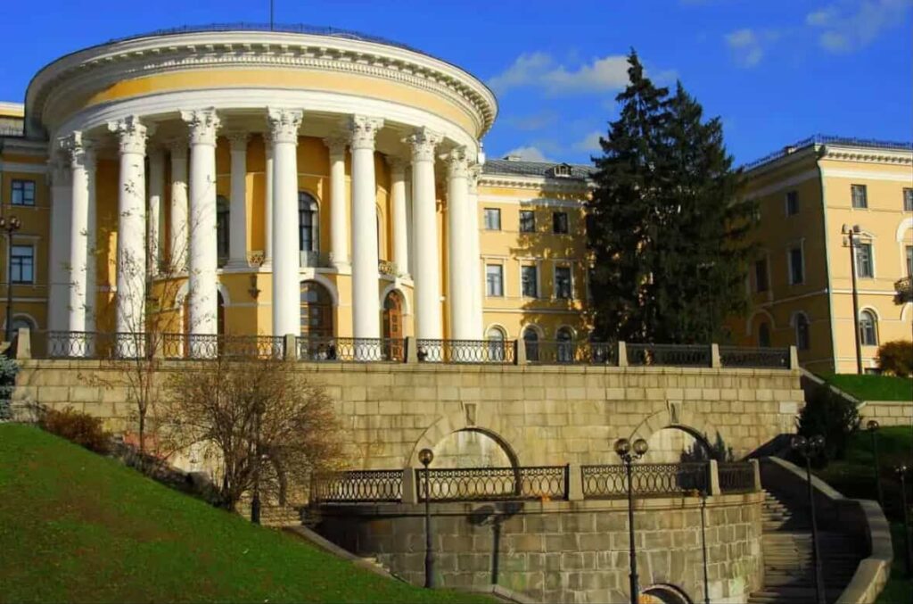 Жовтневий палац: рейдерське захоплення і монопольні умови для організаторів