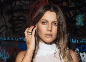 Тендітна і пристрасна прем’єра від KOLA — пісня «Кофеїн»