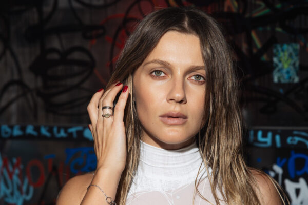 Тендітна і пристрасна прем’єра від KOLA — пісня «Кофеїн»