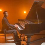 Тарас Курчик повертає культовий хіт 90-х: презентовано оновлену версію «Скажи, гітаро» та новий кліп