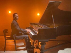 Тарас Курчик повертає культовий хіт 90-х: презентовано оновлену версію «Скажи, гітаро» та новий кліп