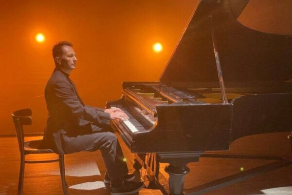 Тарас Курчик повертає культовий хіт 90-х: презентовано оновлену версію «Скажи, гітаро» та новий кліп