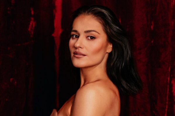 Марта Адамчук презентувала новий чуттєвий трек “Гола по квітах”