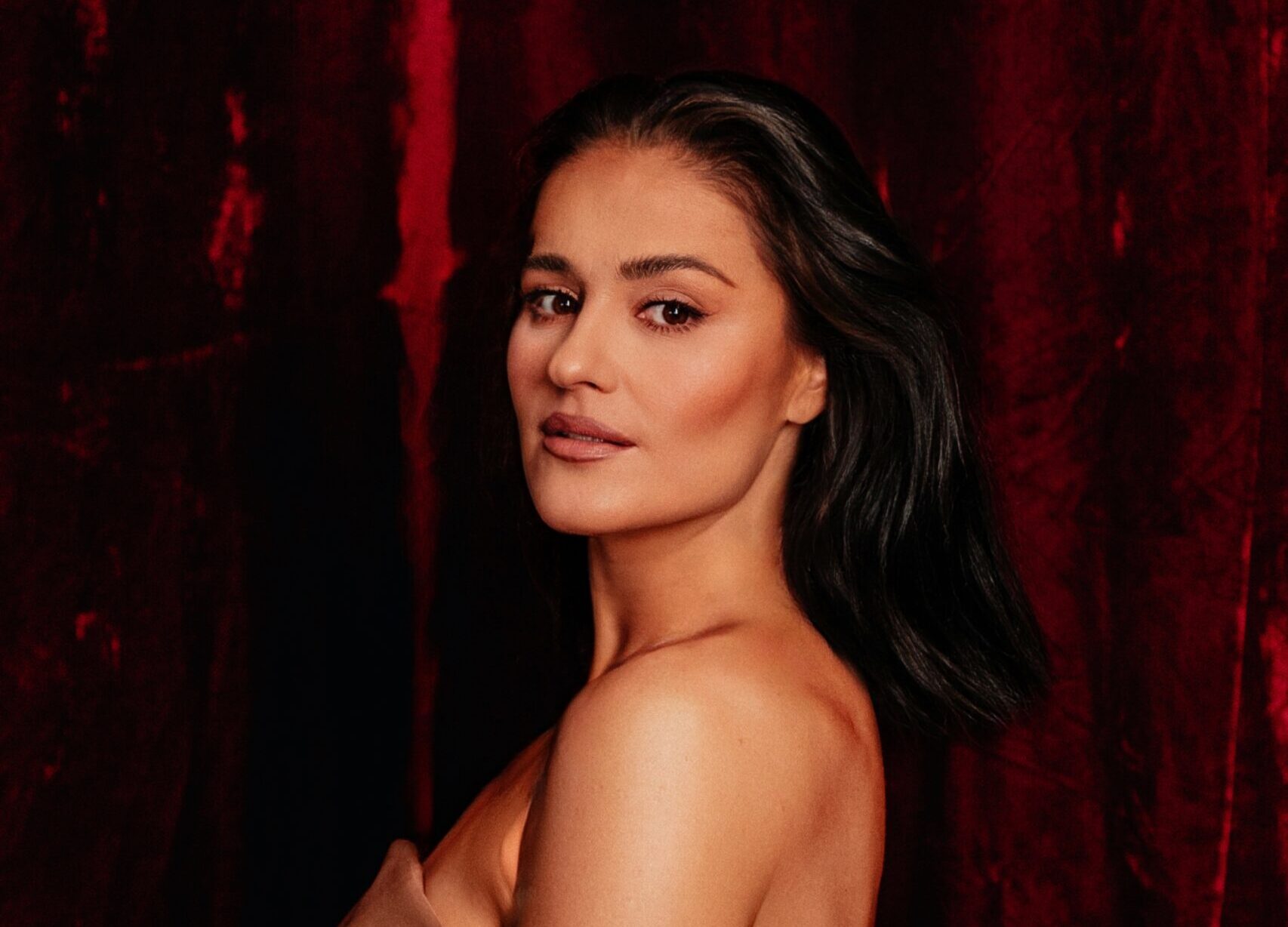 Марта Адамчук презентувала новий чуттєвий трек “Гола по квітах”