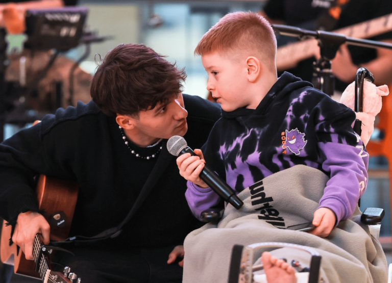 Співав його пісні в лікарні: YAKTAK здійснив мрію пораненого хлопчика з Херсона