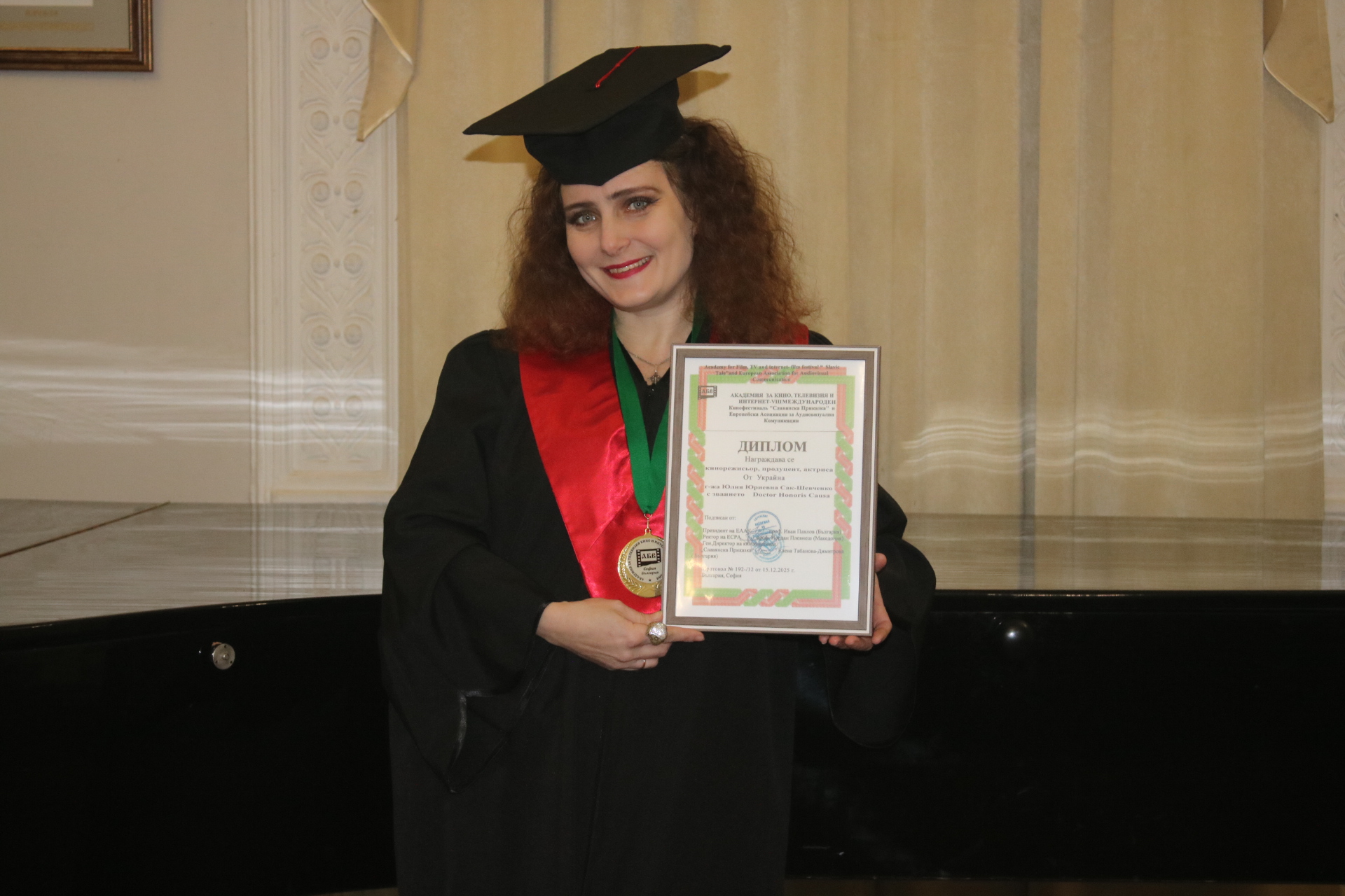 Юлія Сак: мисткиня, яка створює власний всесвіт і змінює правила гри в мистецтві