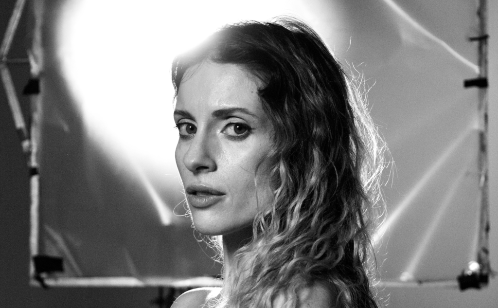 KARYN вдарила по болючому: нові «сині очі» — про кохання, яке знищує